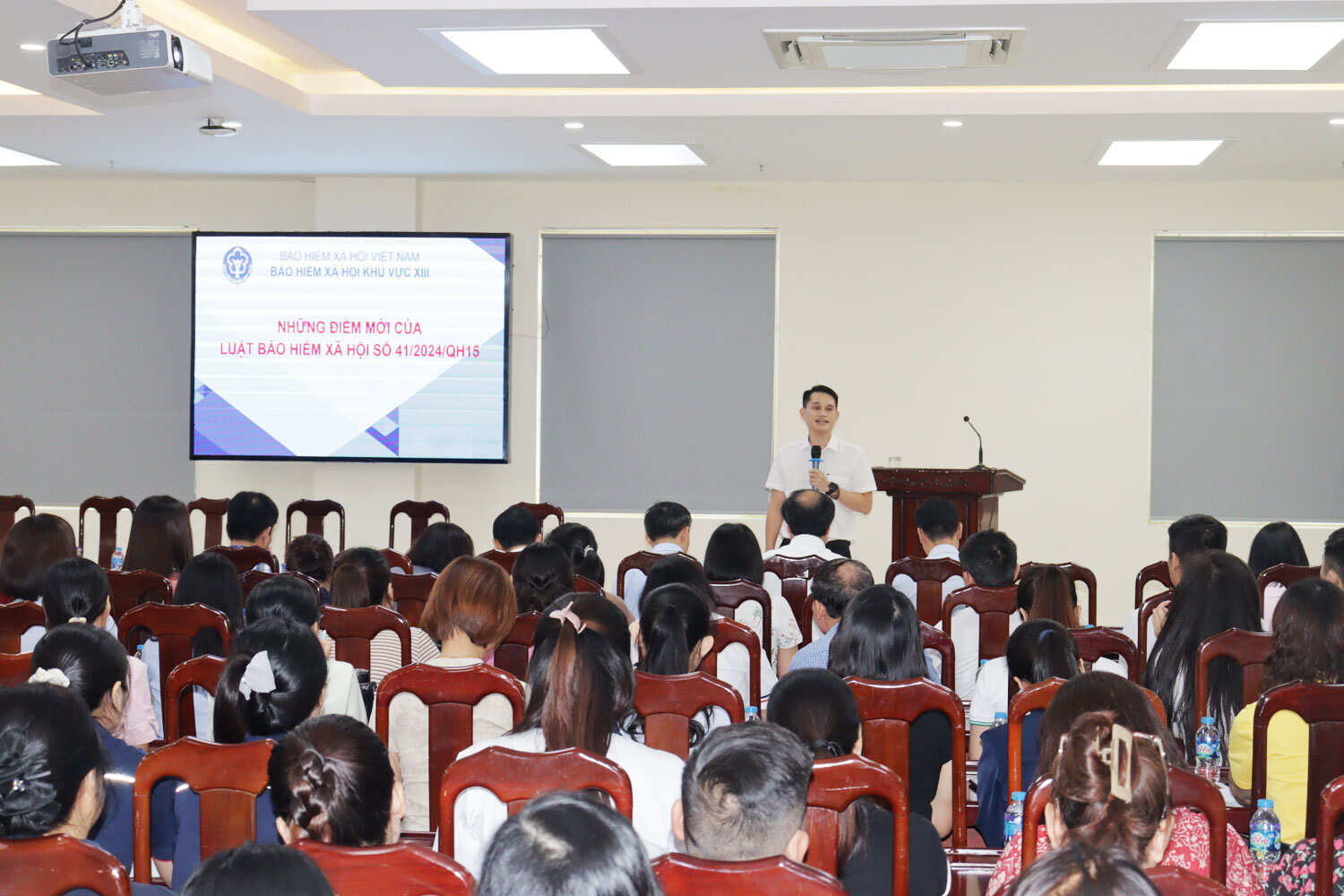 第13地域社会保険の代表者が会議で情報を提供。写真:ハイフォンTTDTポータル