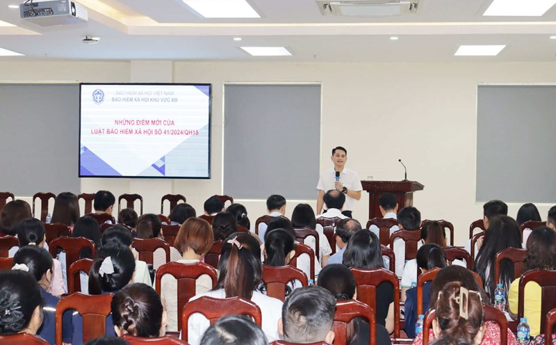Representatives of Social Insurance of Region XIII informed at the conference. Photo: Hai Phong Portal