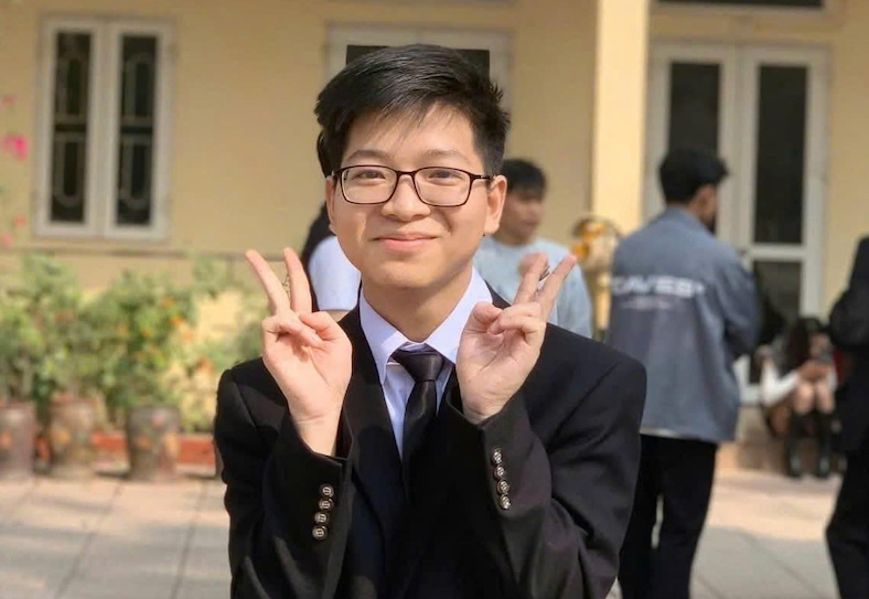 Nguyen Duy Phong - hoc sinh lop 12A5 Truong THPT Chuong My A (Ha Noi) la thu khoa khoi A00 voi diem tuyet doi 30/30 va thu khoa ky danh gia nang luc cua DH Quoc gia Ha Noi. Anh: Nhan vat cung cap