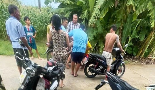 가족들이 익사로 인해 까마우성 쩐반터이 코뮌에서 두 어린이의 시신을 가져왔습니다. 사진: 독자 제공