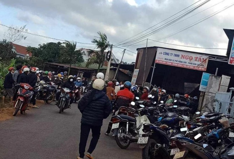 Nhiều nông dân đến cơ sở thu mua cà phê đòi tiền. Ảnh: Bảo Trung