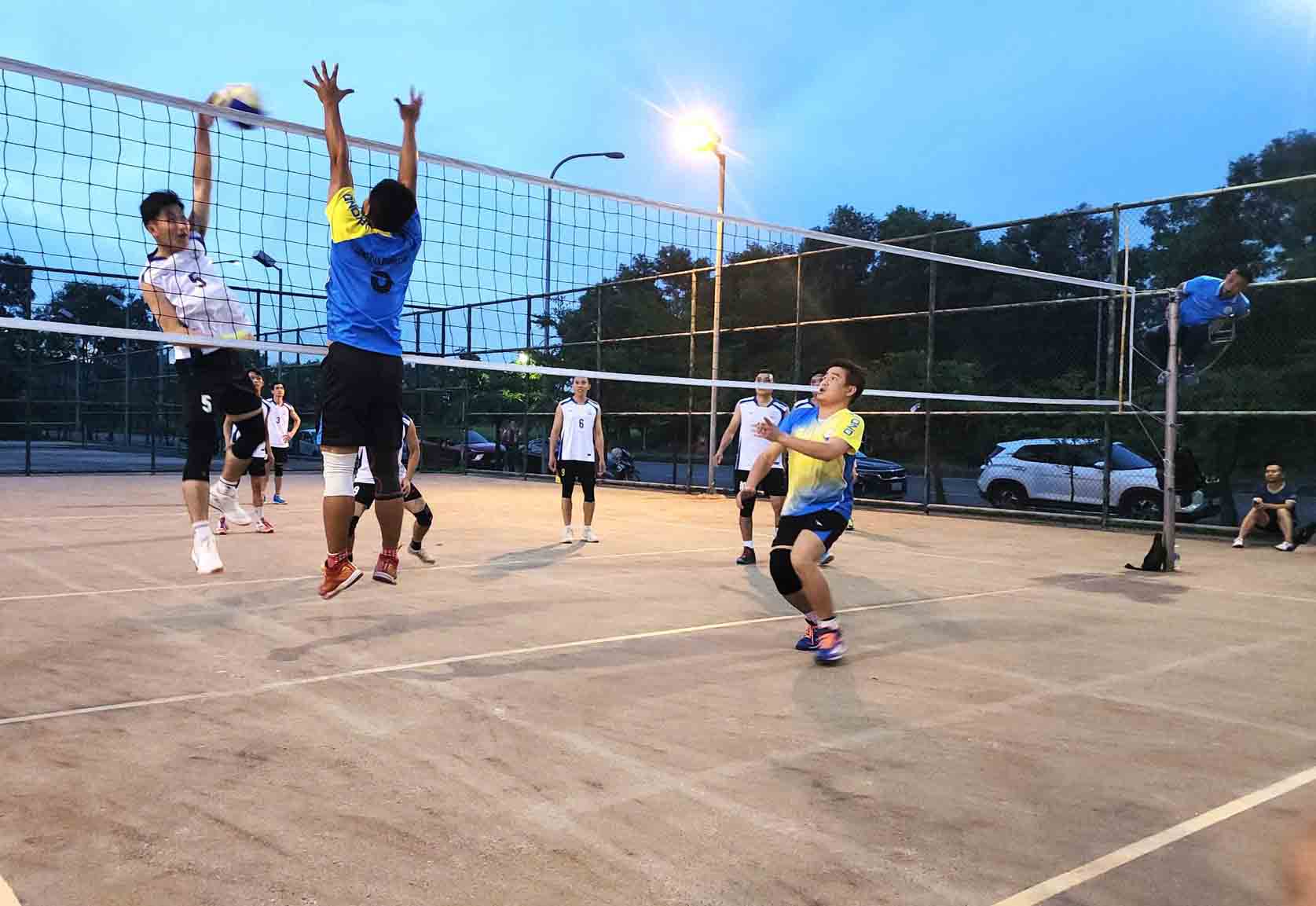 Formosa Ha Tinh社労働組合が主催する2025年男子バレーボール大会の試合。写真:Hoang Thanh.