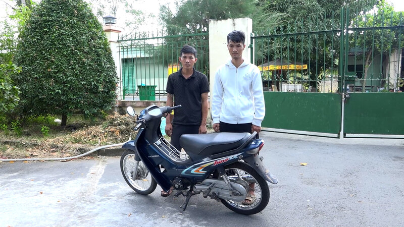 The police temporarily detained two suspects for stealing a motorbike in Dong Thap. Photo: Provided by the police.