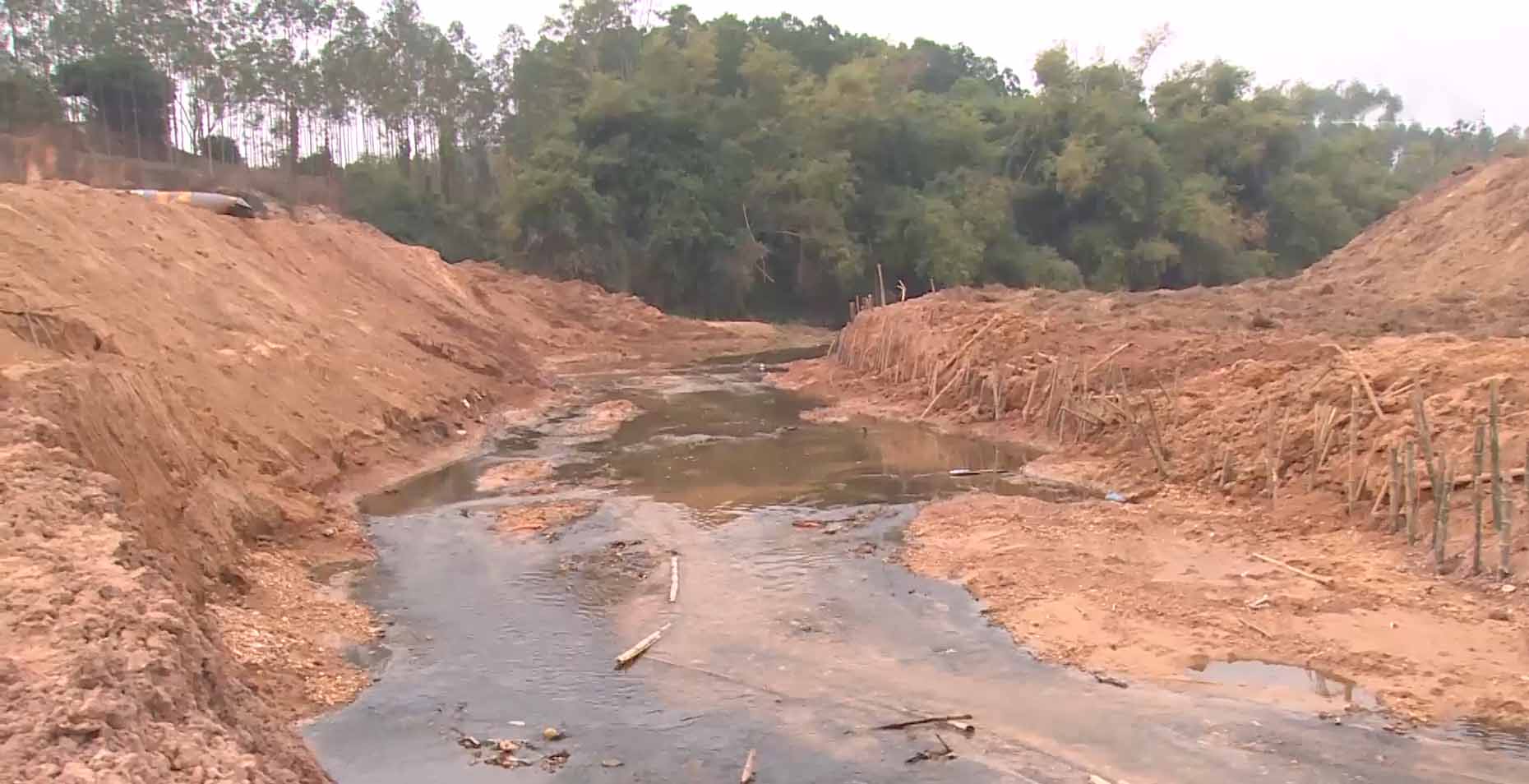 Dong Tam Commune（BAC NINH州）の位置は10月に侵食されました。 2024年は、南中央南部JSC建設共同株式会社の砂と砂利採掘活動のために当局によって決定されました。写真：Van Truong