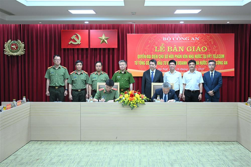 Los representantes del Ministerio de Seguridad Publica y SCIC firmaron las actas de entrega. Foto: Ministerio de Seguridad Publica