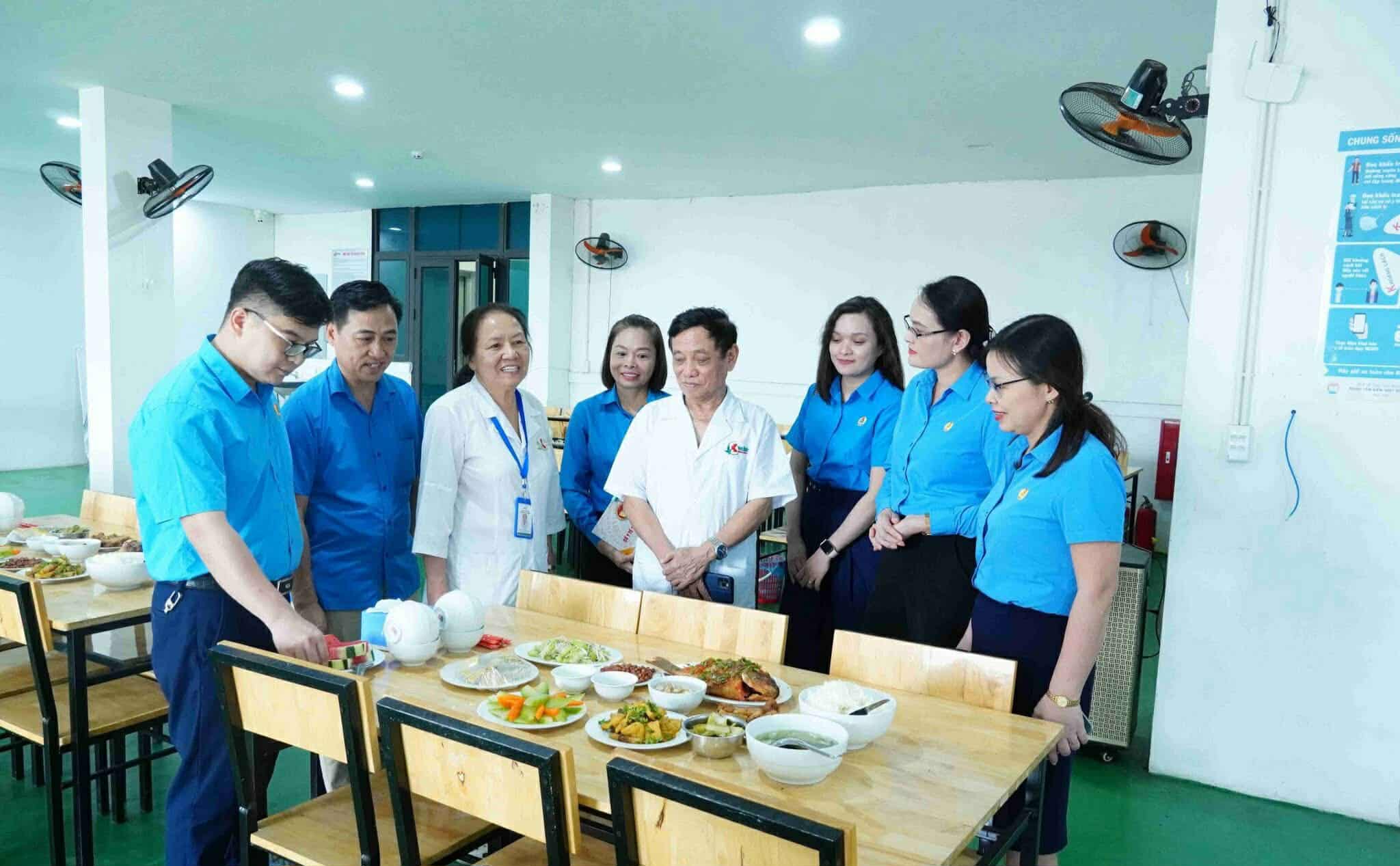 타이응우옌 노동총연맹은 노동조합 식사 조직을 안내합니다. 사진: 타이응우옌 노동조합