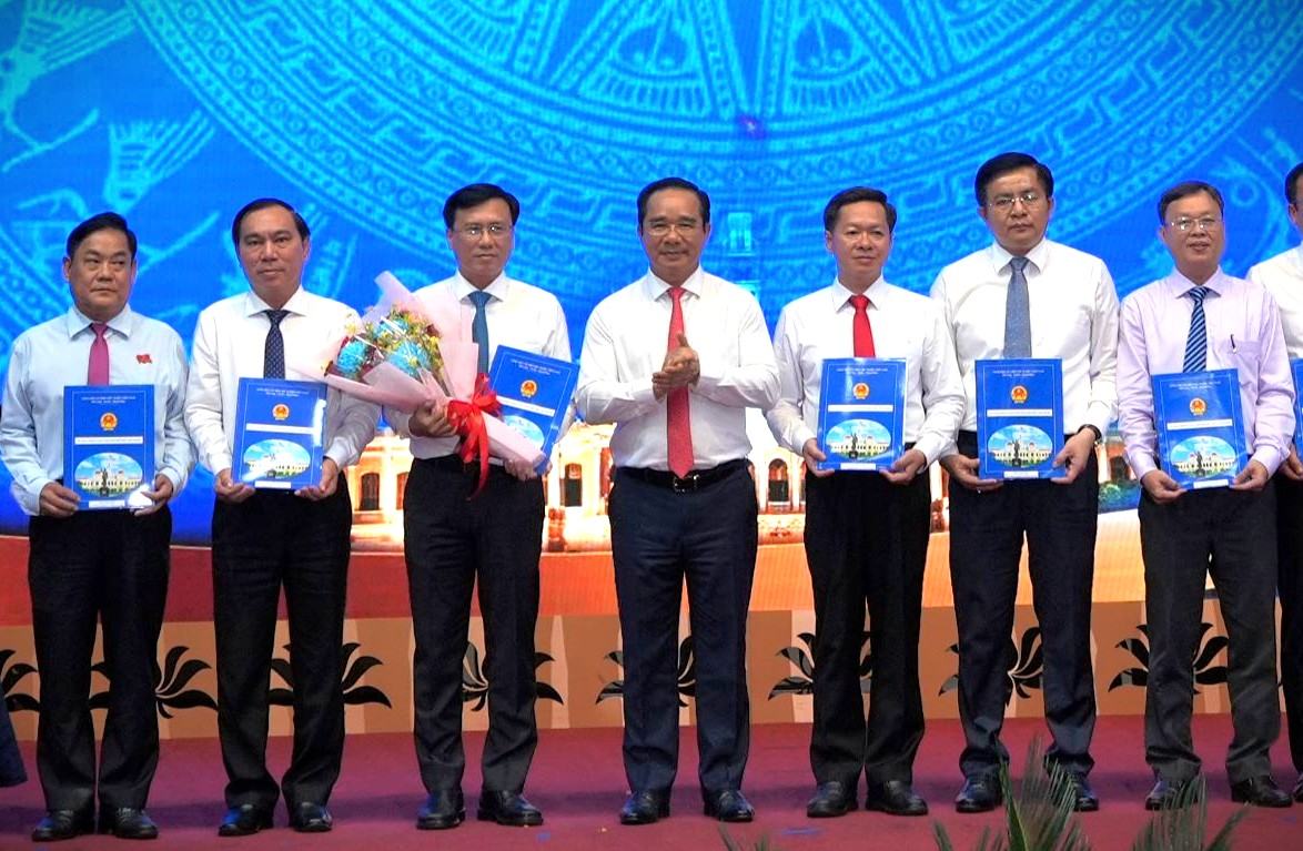 Mr. Nguyen Minh Nhut (3rd from left) and Deputy Directors of the Department of Agriculture and Environment of Ho Chi Minh City received the appointment decision on July 1. Photo: Minh Quan