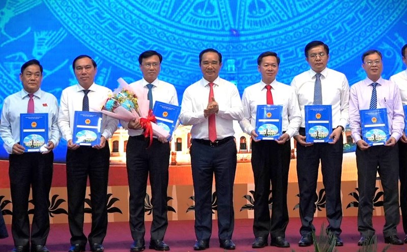Mr. Nguyen Minh Nhut (3rd from left) and Deputy Directors of the Department of Agriculture and Environment of Ho Chi Minh City received the appointment decision on July 1. Photo: Minh Quan
