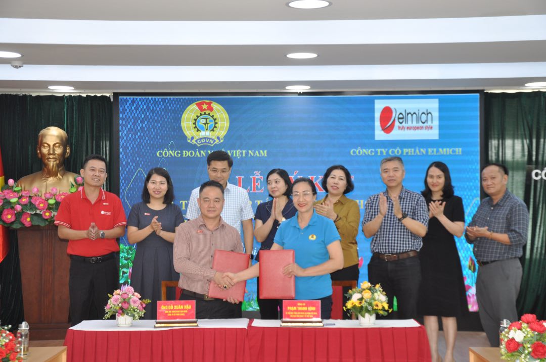 베트남 의료 노동조합 대표와 Elmich 주식회사가 의료 부문 조합원 및 노동자를 위한 복지 협력 협정에 서명했습니다. 사진: 바오한