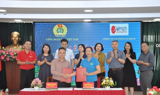 Đại diện Công đoàn Y tế Việt Nam và Công ty Cổ phần Elmich ký thỏa thuận hợp tác phúc lợi cho đoàn viên, người lao động ngành y tế. Ảnh: Bảo Hân