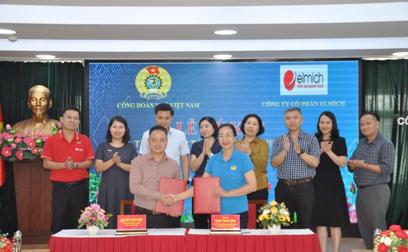 Representatives of the Vietnam Health Trade Union and Elmich Joint Stock Company signed a cooperation agreement on welfare for union members and workers in the health sector. Photo: Bao Han