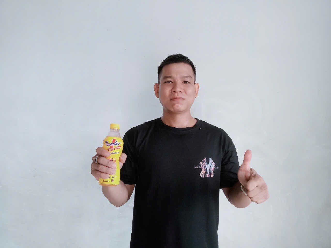 Anh Duong Khanh Tam (sinh nam 1996, Gia Loc, Trang Bang, Tay Ninh) may man trung giai 3 la mot AirPods Max tri gia 13 trieu dong. (Anh NVCC)