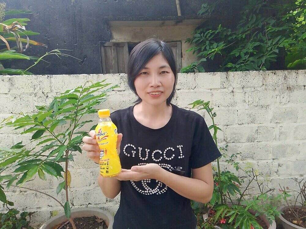 Chi Trinh Thi Ngoc la khach hang may man dau tien trung giai Nhat tri gia 50 trieu dong tien mat trong he nam nay nho uong Number 1. (Anh: NVCC)