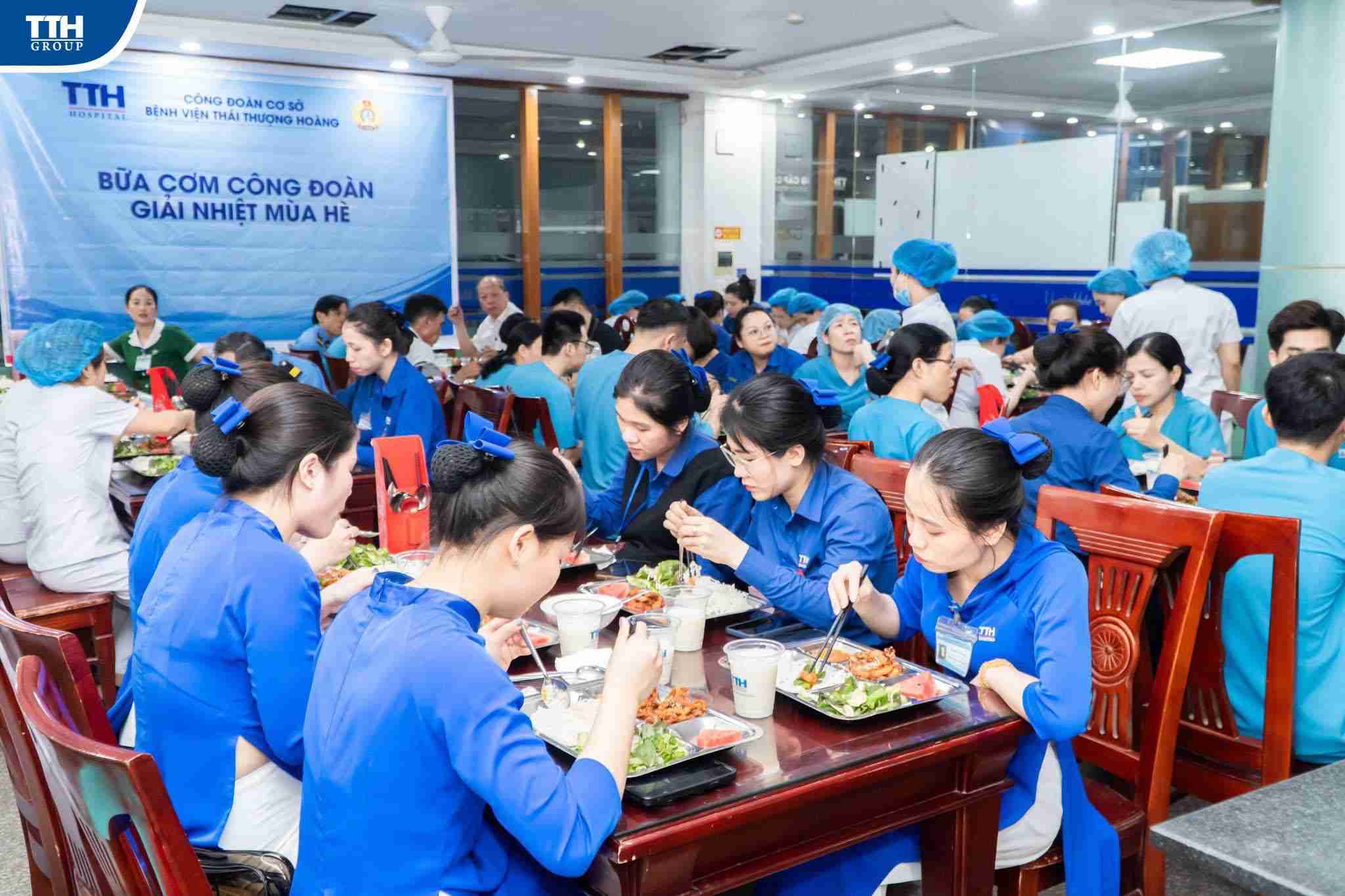 Bua com Cong doan cham lo thiet thuc cho doan vien va the hien vai tro cua cong doan. Anh: Ngoc Anh