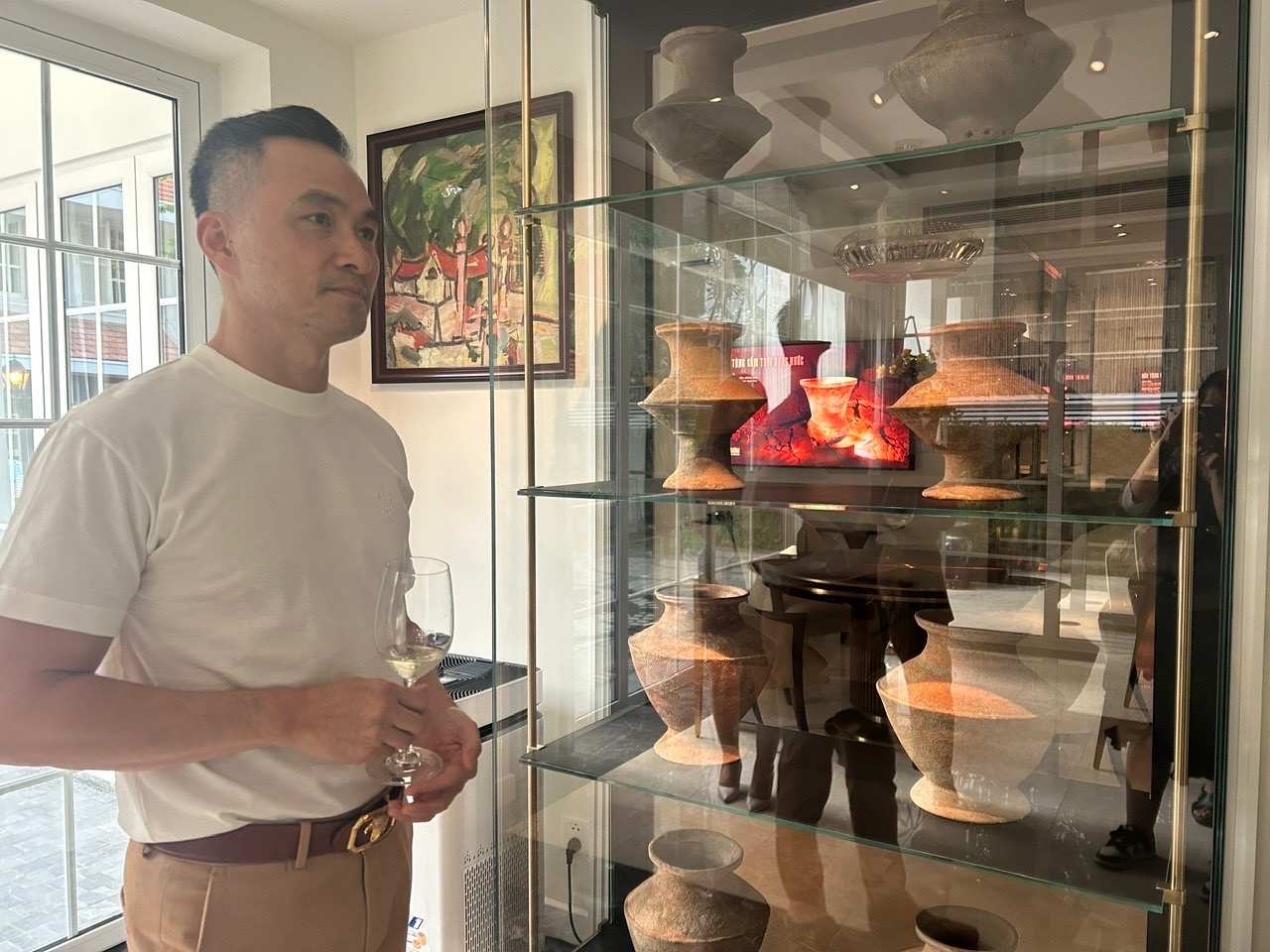 アーティストのチーは、国の陶磁器博物館で言った。写真：ドン・ホアン.