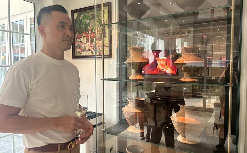 Artist Chi Bao at the Ceramic Museum of the People's Army. Photo: Dong Hoang.