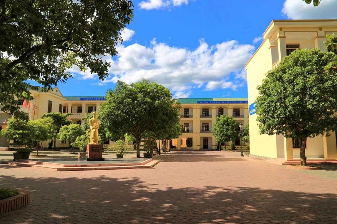 Students of Phan Boi Chau High School for the Gifted (Nghe An) are the valedictorians of the graduation exam. Photo: Ngoc Anh