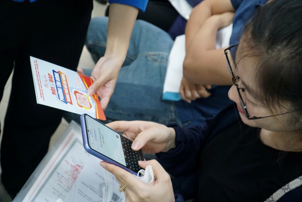 Người dân chỉ cần quét mã QR là truy cập được vào ứng dụng ChatGPT để tra cứu thông tin. Ảnh: Minh Tâm
