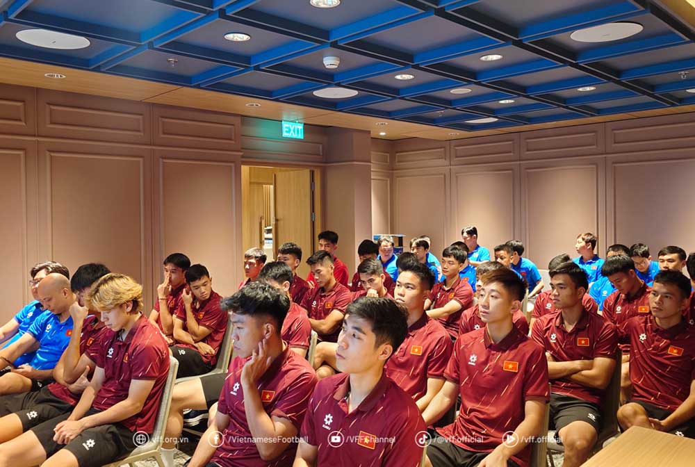 Cac cau thu cham chu lang nghe. Anh: VFF