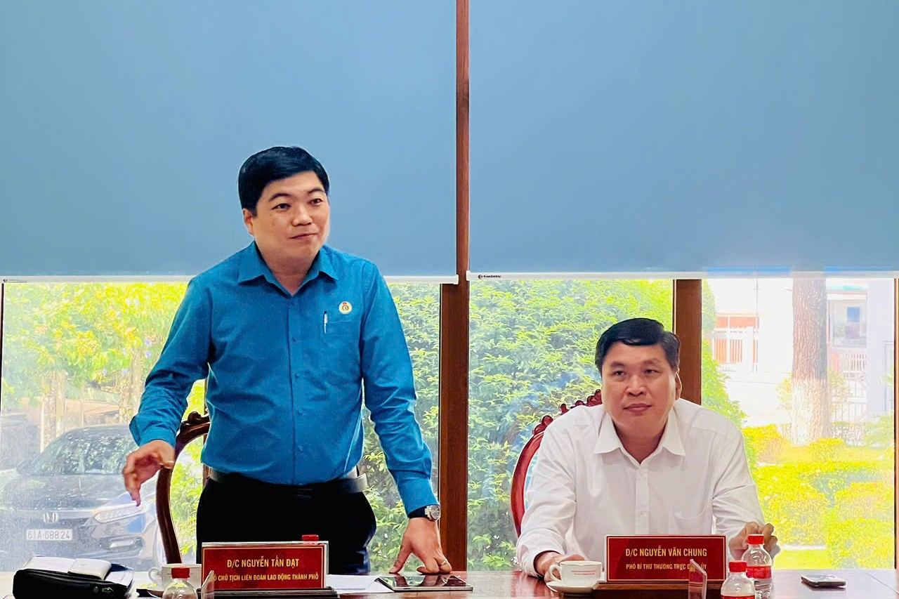 Nguyen Tan Dat 호치민시 노동총연맹 부위원장이 업무 회의에서 발언하고 있습니다. 사진: 호치민시 노동조합 제공