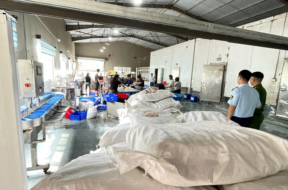 Ngay 16.7, Cong an tinh Thanh Hoa da co thong tin ve viec kiem tra, phat hien hon 13 tan chan ga khong ro nguon goc xuat xu, ngam trong hoa chat o phuong Sam Son. Anh: Cong an Thanh Hoa