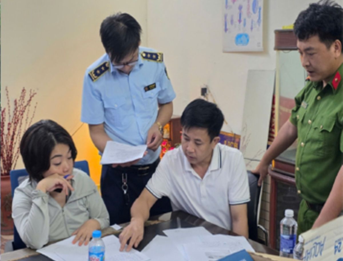 Tai thoi diem kiem tra, chu lo hang khong xuat trinh duoc giay to, thu tuc chung minh nguon goc xuat xu. Anh: Cong an Thanh Hoa