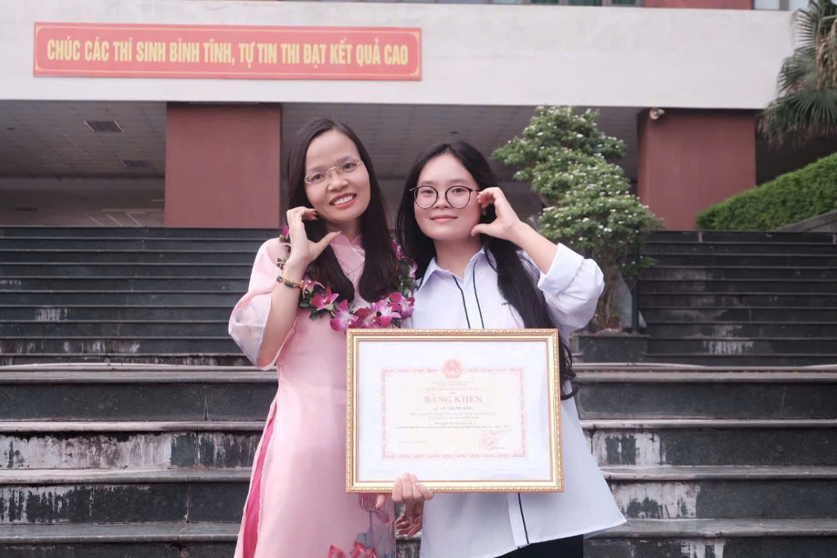 Em Vu Thi Phuong va co giao chu nhiem Nguyen Thi Mai Loan. Anh: GVCN cung cap