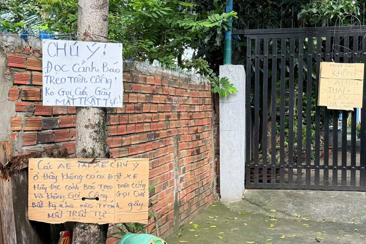 Nhiều biển báo không làm phiền được treo trong con hẻm, nơi bị sử dụng địa chỉ để bom hàng ác ý. Ảnh: Thành An