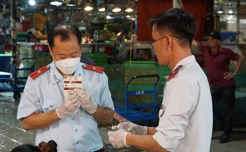 The authorities took samples to check food safety in Ho Chi Minh City. Photo: Thanh Chan