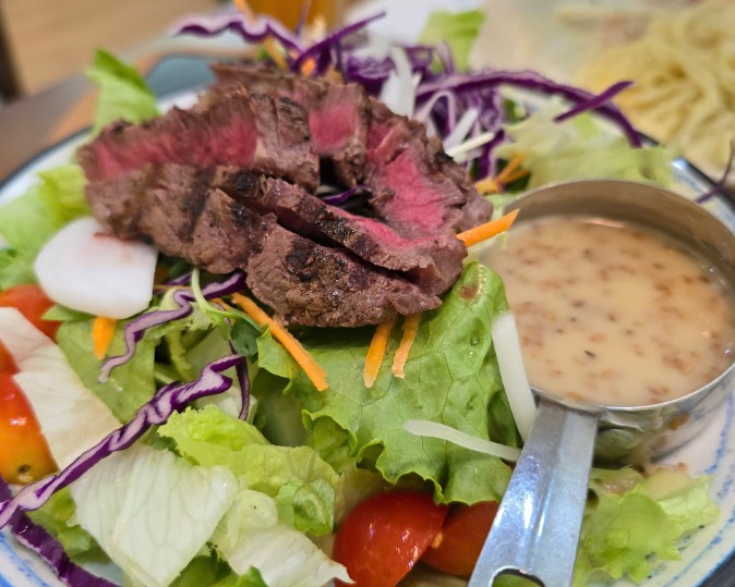 チエット牛肉サラダ、生姜ソースは、美味しく栄養価が高く、夏の食事に最適です。写真:トゥアン・ダット