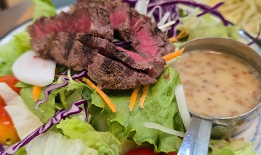 Salad bò bít tết sốt vừng rang thơm ngon, bổ dưỡng rất phù hợp thưởng thức cho bữa cơm ngày hè. Ảnh: Tuấn Đạt