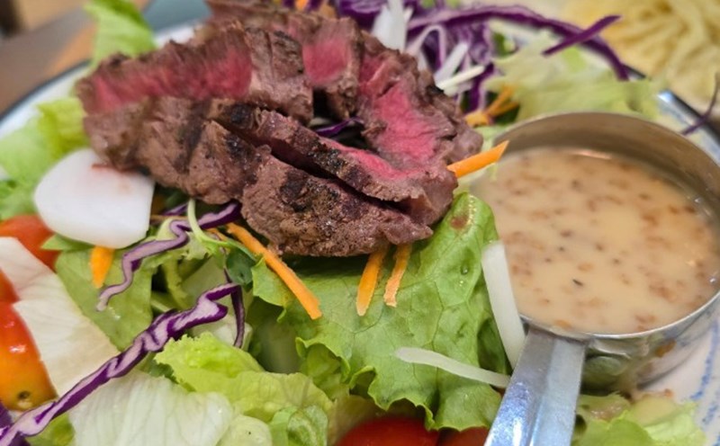 The delicious, nutritious roasted sesame beef stew salad is very suitable for summer meals. Photo: Tuan Dat