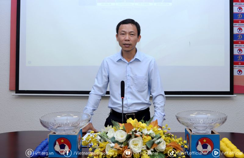 Ong Nguyen Minh Chau – Pho Tong thu ki VFF, truong ban to chuc giai dau chuc mung cac doi bong da xuat sac vuot qua vong loai de gianh quyen vao choi tai vong chung ket U23 Quoc gia 2025. Anh: VFF