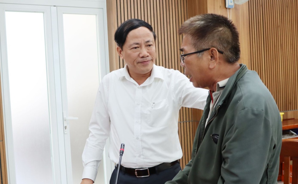 Gia Lai省人民委員会のファム・アイン・トゥアン委員長がNguyen Ngoc Quang氏と土地訴訟について意見交換。写真: Trang Le