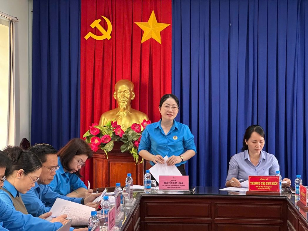 Sra. Nguyen Kim Prestamo - Vicepresidenta de la Federacion de Trabajo de la Ciudad de Ho Chi Minh - hablo en la reunion. Foto: Chanh Hiep Ward