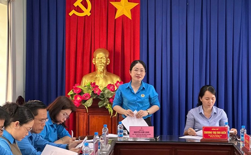 Ms. Nguyen Kim Loan - Vice President of the Ho Chi Minh City Labor Federation - spoke at the meeting. Photo: Chanh Hiep Ward