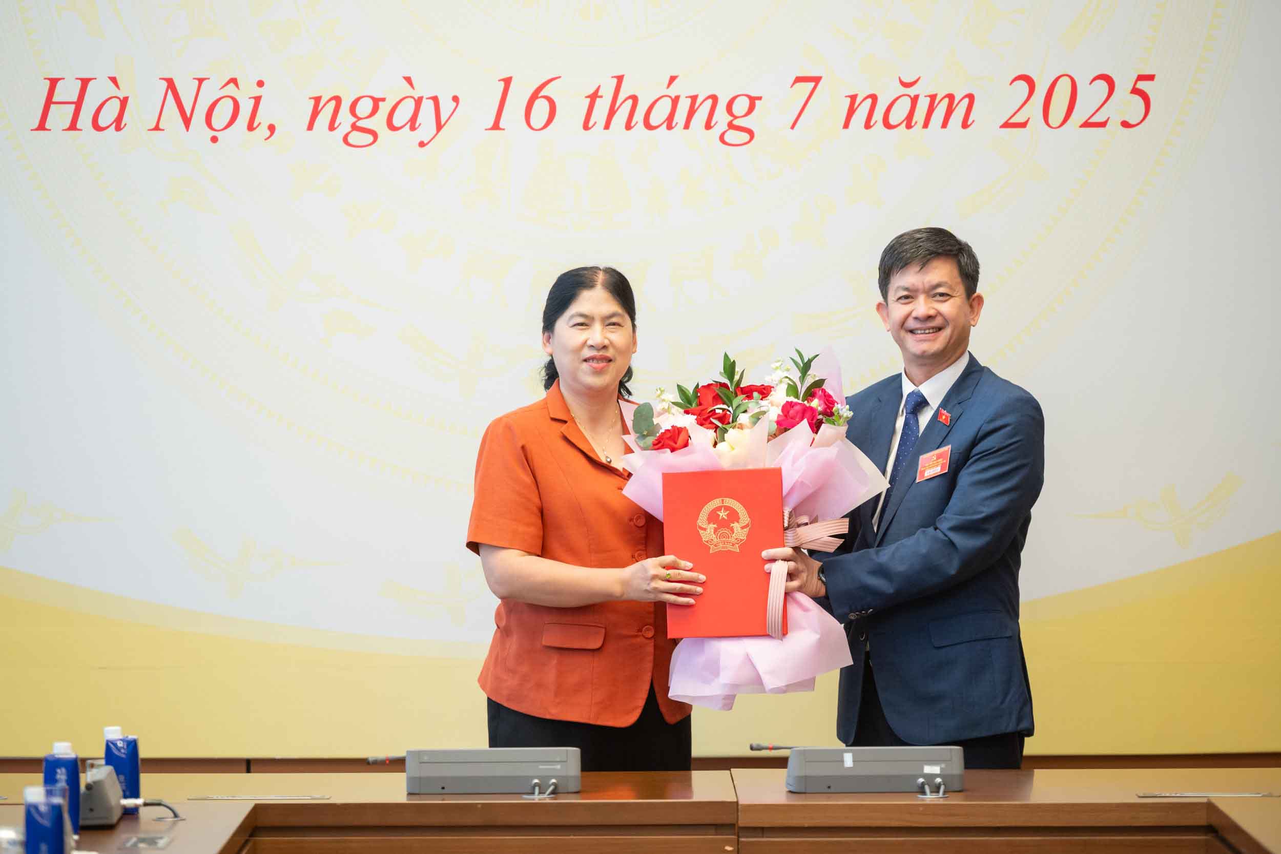Secretary General of the National Assembly, Party Committee Secretary, Head of the National Assembly Office Le Quang Tung presented the retirement decision to comrade Trinh Thi Giang Huong. Photo: Pham Thang