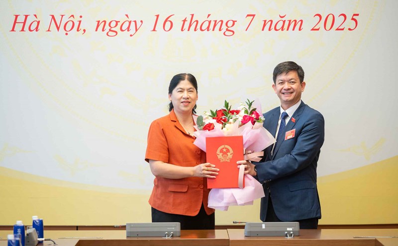 Secretary General of the National Assembly, Party Committee Secretary, Head of the National Assembly Office Le Quang Tung presented the retirement decision to comrade Trinh Thi Giang Huong. Photo: Pham Thang