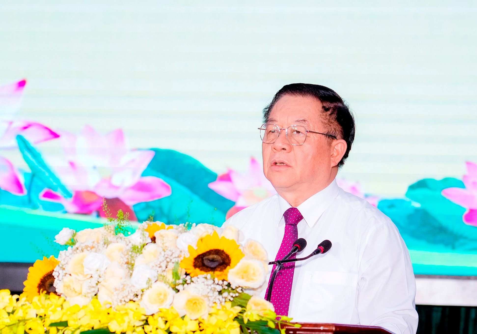 응우옌 쫑 응이아 동지 - 브라 정치국 위원 브라 중앙당 서기 중앙 선전 및 민중 동원 위원회 위원장 - 이 행사에서 연설했습니다. 사진: 팜 방