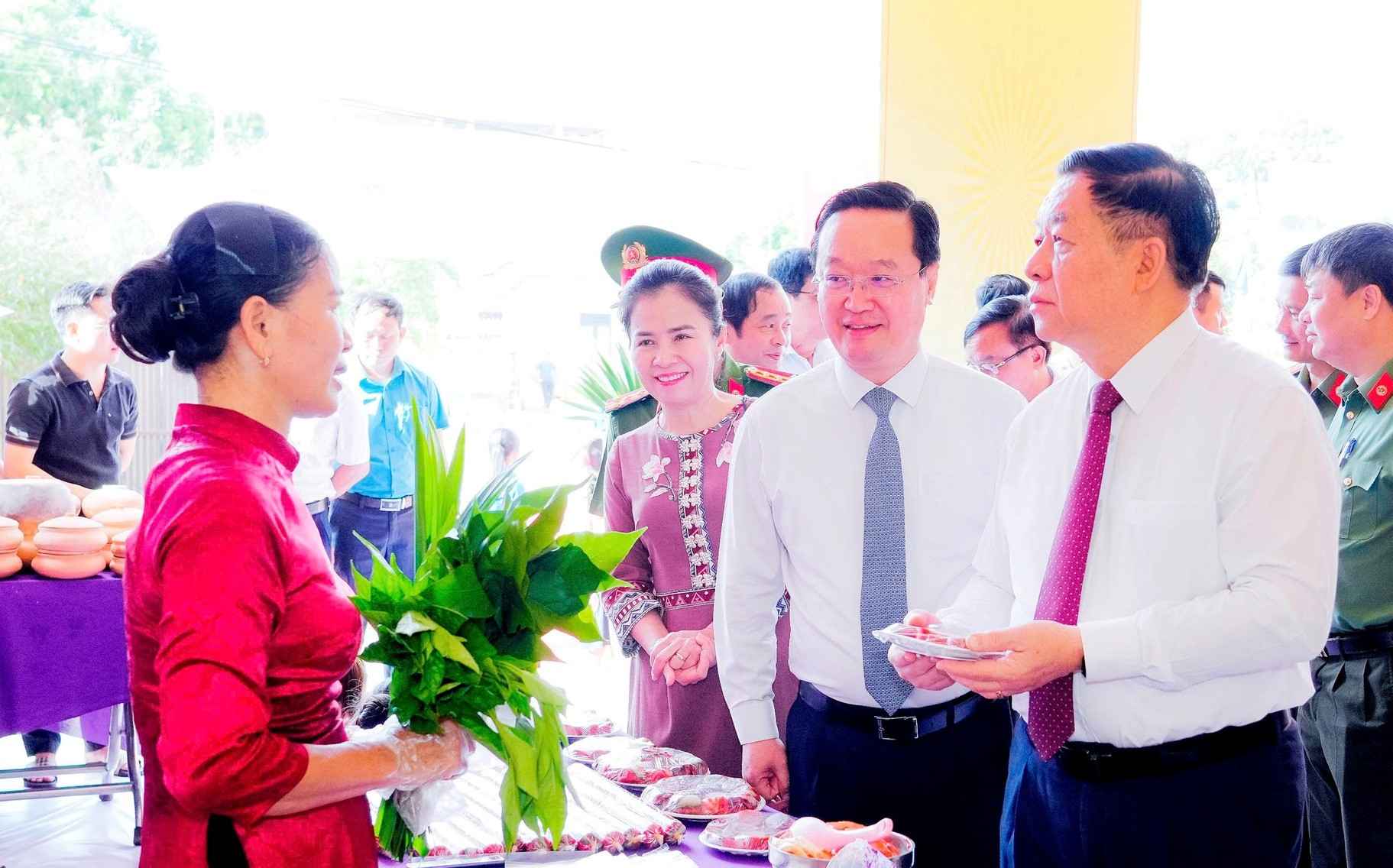 Dong chi Nguyen Trong Nghia - Uy vien Bo Chinh tri, Bi thu Trung uong Dang, Truong ban Tuyen giao va Dan van Trung uong tham quan cac gian hang lang nghe truyen thong cua xa Do Luong. Anh: Pham Bang