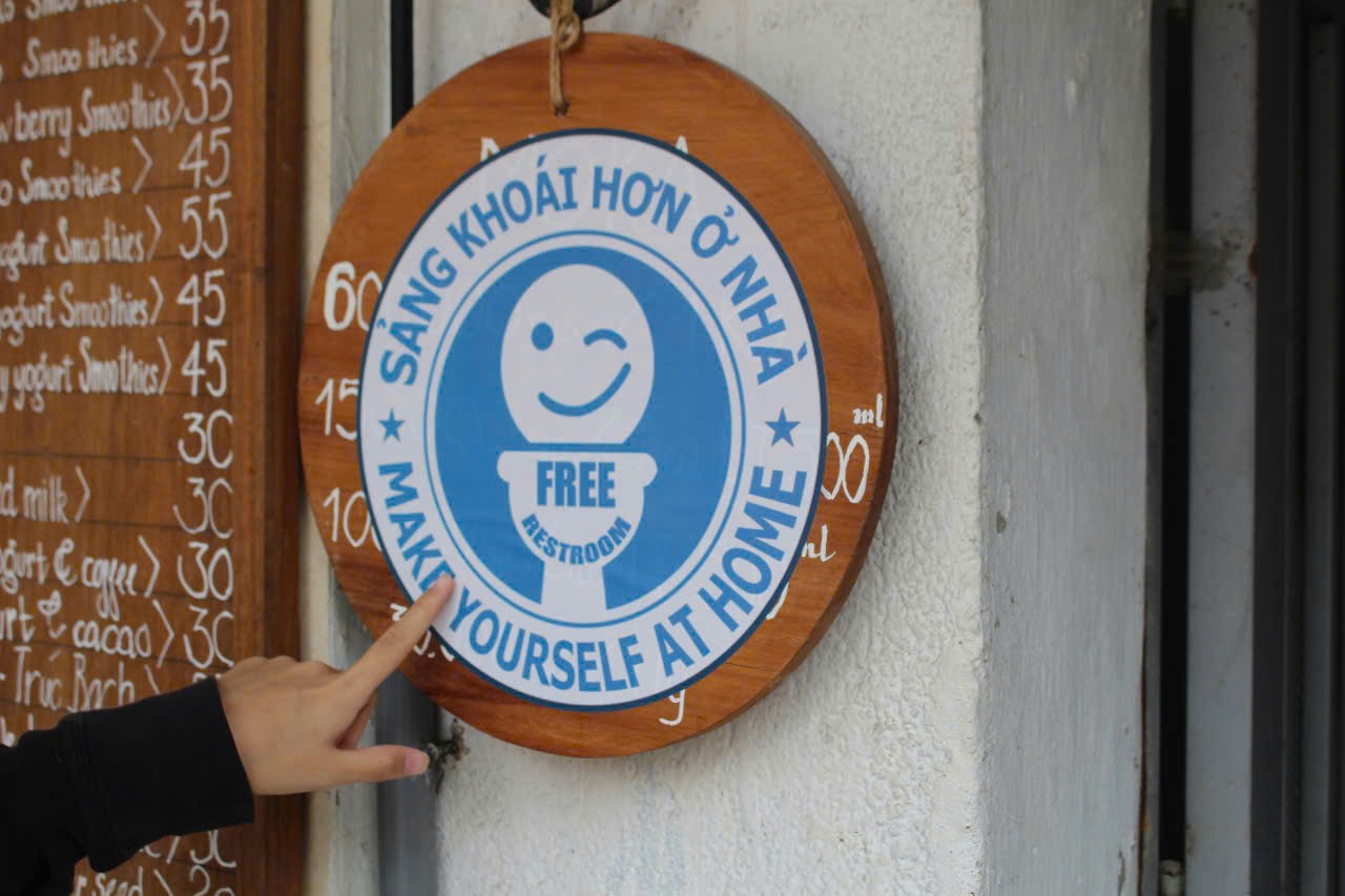 The blue sign with the words " Free Restroom" announces the location of free toilet reservations in Hanoi. Photo: Le Tuyen