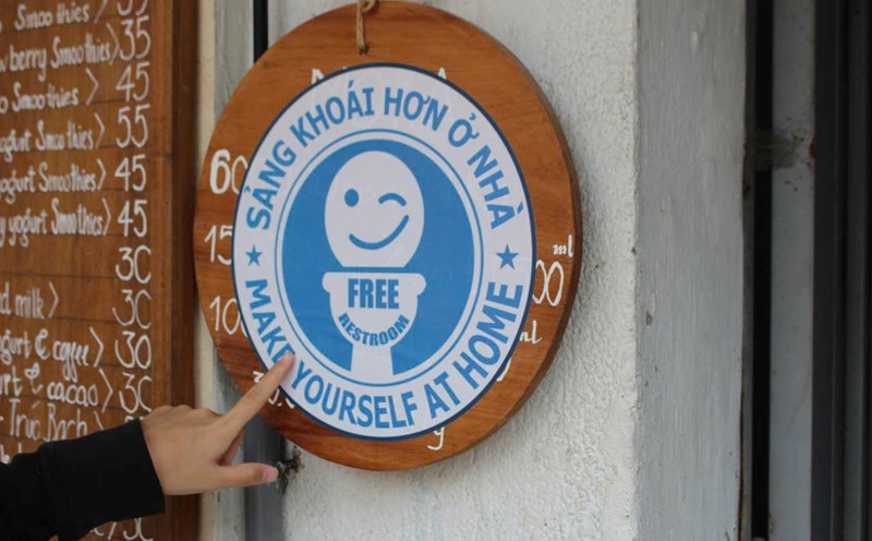 The blue sign with the words " Free Restroom" announces the location of free toilet reservations in Hanoi. Photo: Le Tuyen