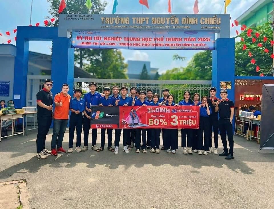 FPT mobile network opens a portal to register to receive the "FPT Shop - A.I Dinhcop" scholarship for junior high and high school students nationwide. Photo: FPT