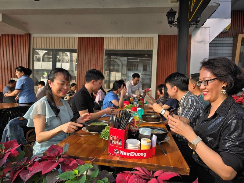 Khach hang an uong tai Nha khach Tong Lien doan Chi nhanh TPHCM. Anh: Nam Duong