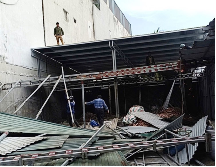 ヴィンフン区、公有地および農地における建設秩序違反事例の断固たる取り締まり。写真:Duc Binh.