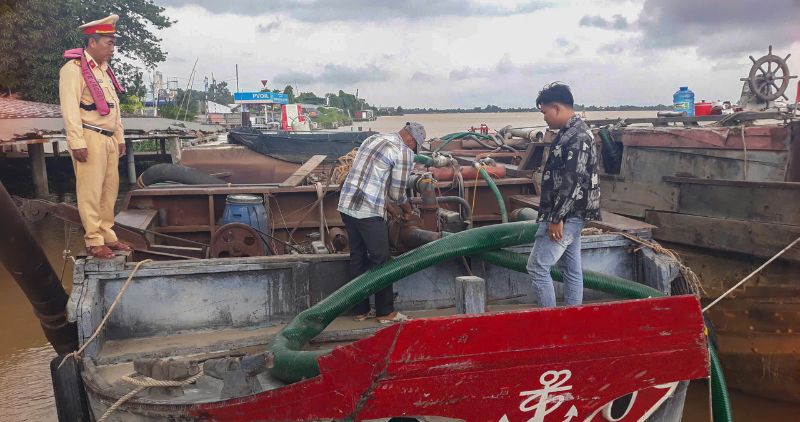 Vinh Long 경찰이 위반 보트에서 모래 흡입 장비를 제거합니다. 사진: 경찰 제공
