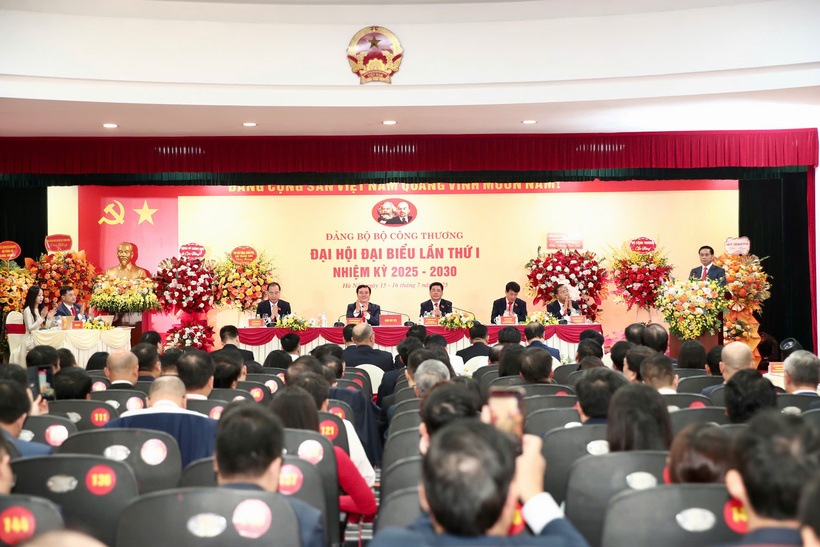 Toan canh dai hoi. Anh: Can Dung