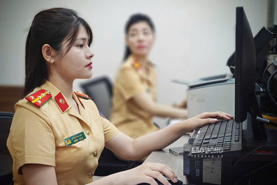 ハノイのコミューン警察の幹部、兵士は、住民への車両登録サービスのために残業する準備ができています。写真:The Ky