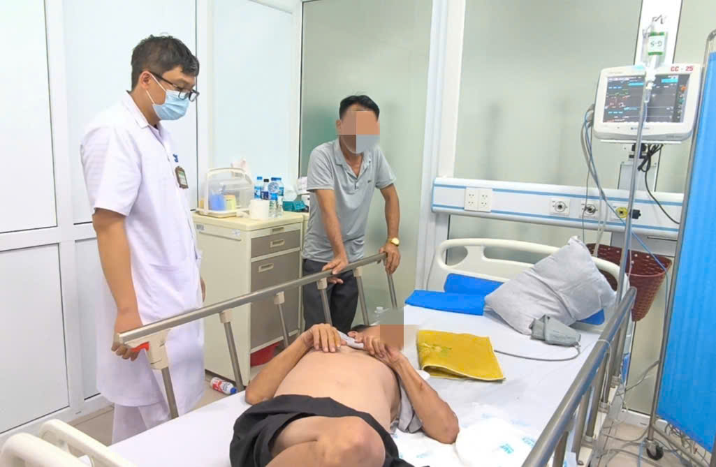 男運転手が狂犬病の兆候で入院。写真:Thanh Dang