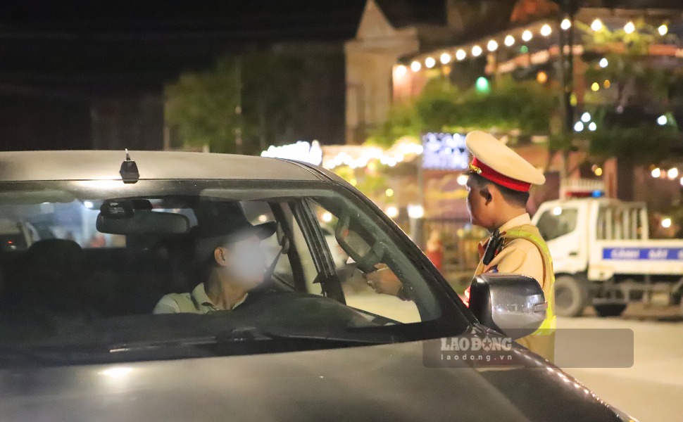 Patrulla de la policia de trafico y control en la autopista 19 (GIA Lai). Foto: Hoai Phuong